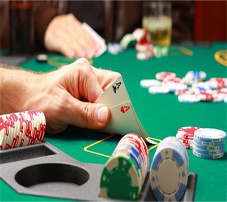 Hướng Dẫn Đầy Đủ Về Cược Nhỏ Và Cược Lớn Trong Poker Texas Hold'em, Giúp Bạn Dễ Dàng Tiến Bộ Lên Cấp